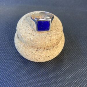 Anello con pietre naturali quadrate