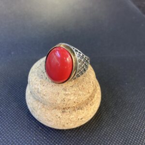 Anello con pietra naturale ovale