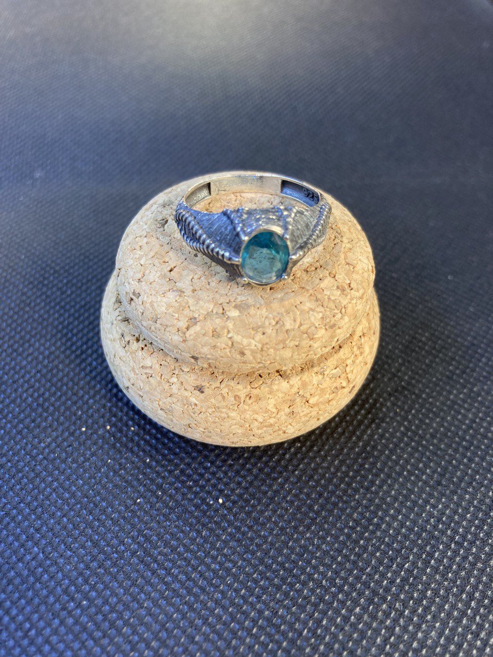 Anello con pietre naturali