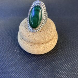 Anello con pietra naturale ovale