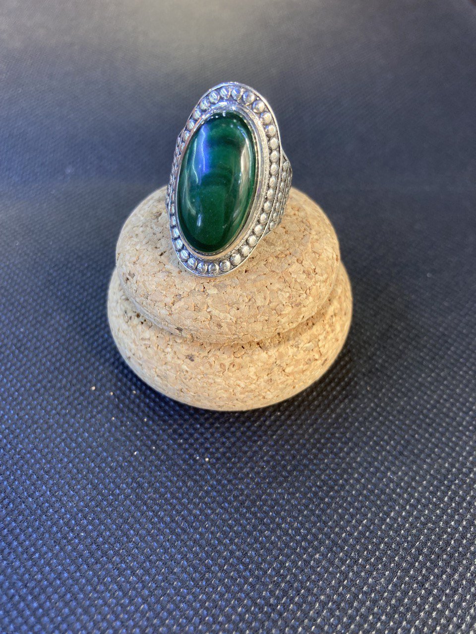 Anello con pietra naturale ovale