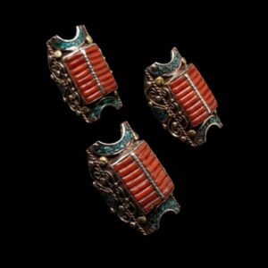 Anello artigianale etnico Scudo del Guerriero Tibetano in Ottone Argentato con Corallo e Turchese