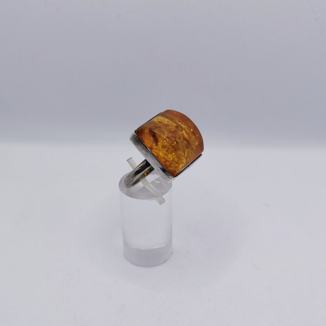 Anello Volta Bombata in Ambra Baltica e Argento - immagine 2