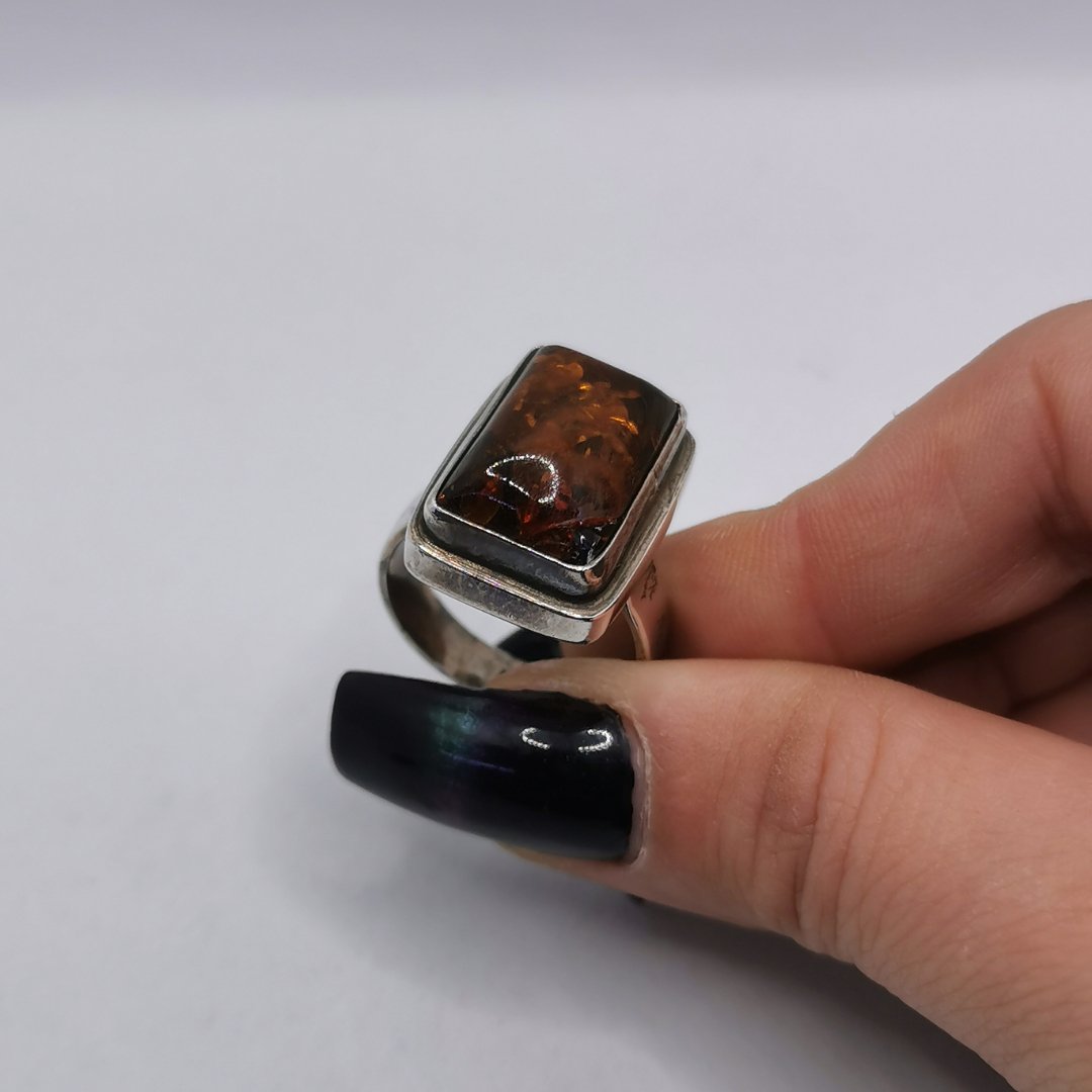 Anello Rettangolo di Ambra Baltica Incastonato in Argento