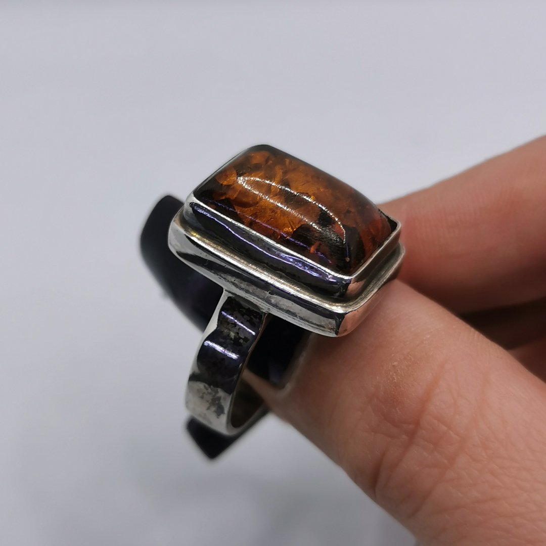 Anello Rettangolo di Ambra Baltica Incastonato in Argento - immagine 4
