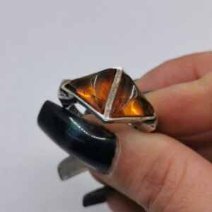 Anello Triangoli Speculari in Ambra Baltica e Argento