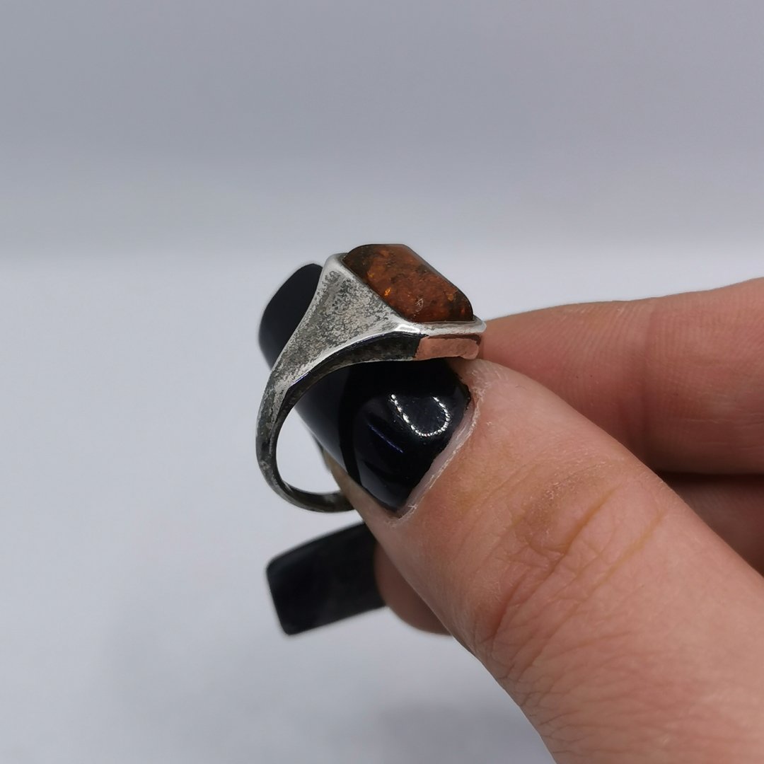 Anello Chevalier con Ambra Baltica e Argento - immagine 2