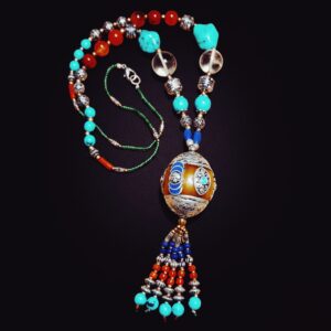 Collana etnica artigianale con Sfera di Ambra Copale decorata stile Tibetano in ottone argentato e Pietre Naturali