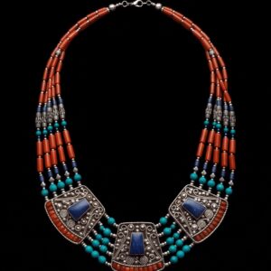 Collana Etnica Artigianale Tibetana Tre Medaglioni con Corallo, Turchese e Lapis in Ottone argentato