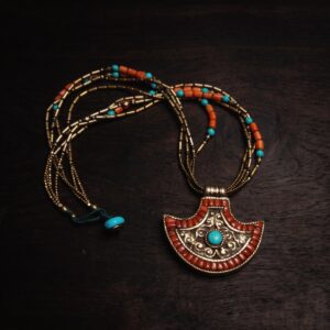 Collana Etnica artigianale Centrale Scudo Tibetano in ottone e Piete Naturali