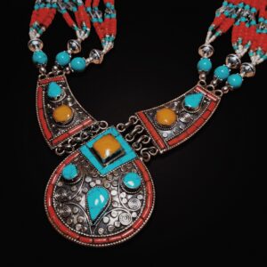 Collana artigianale Etnica Tibetana con Centrale in Tre Pezzi, ottone argentato con Ambra Copale e Pietre Naturali