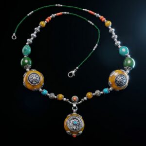 Collana etnica artigianale Tibetana Trinità Solare di Ambra copale, ottone argentato e Turchese
