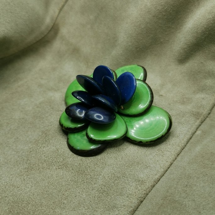 Spilla in avorio vegetale