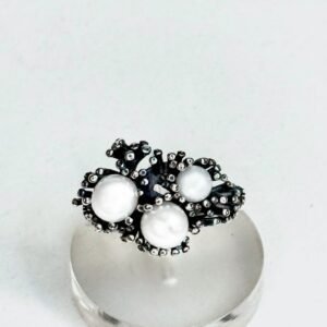 Anello a fascia con rami di corallo e perle