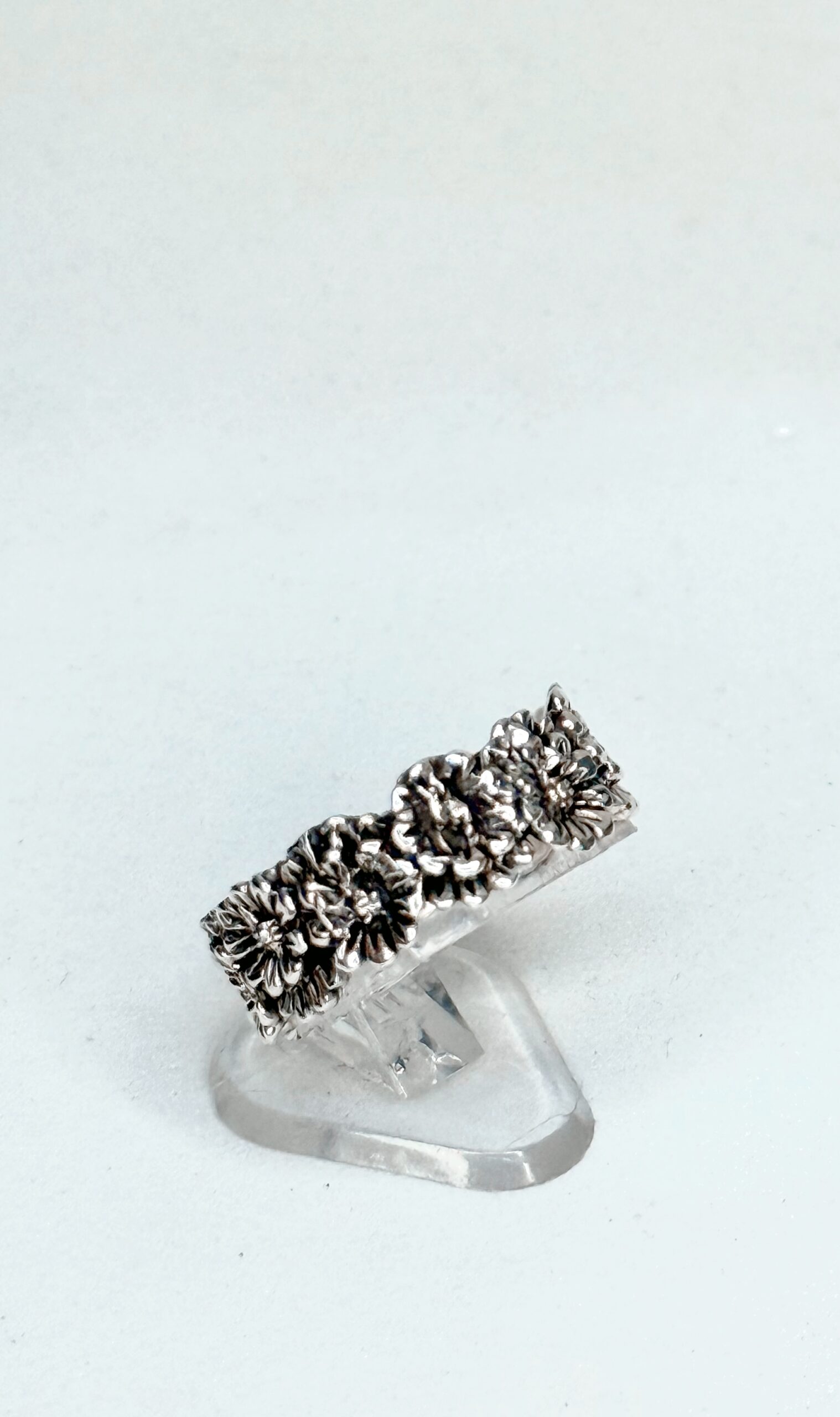 Anello a fascia con Margherite