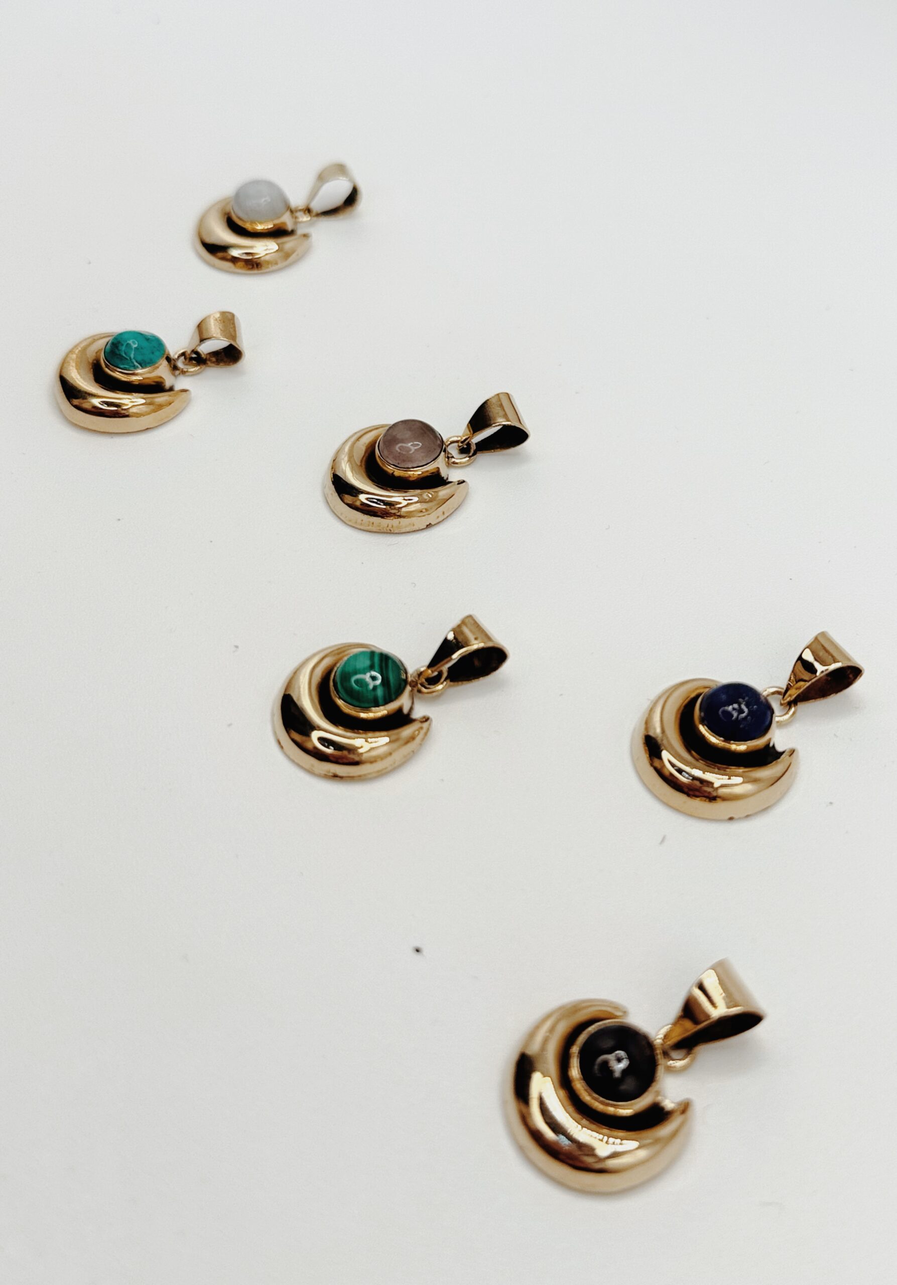 Ciondolo Luna Crescente ottone e pietre naturali