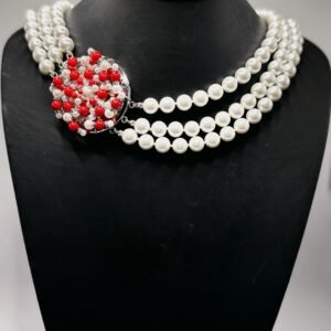 Collana artigianale triplo filo di perle swarovski | sfere di agata nera con medaglione decorativo