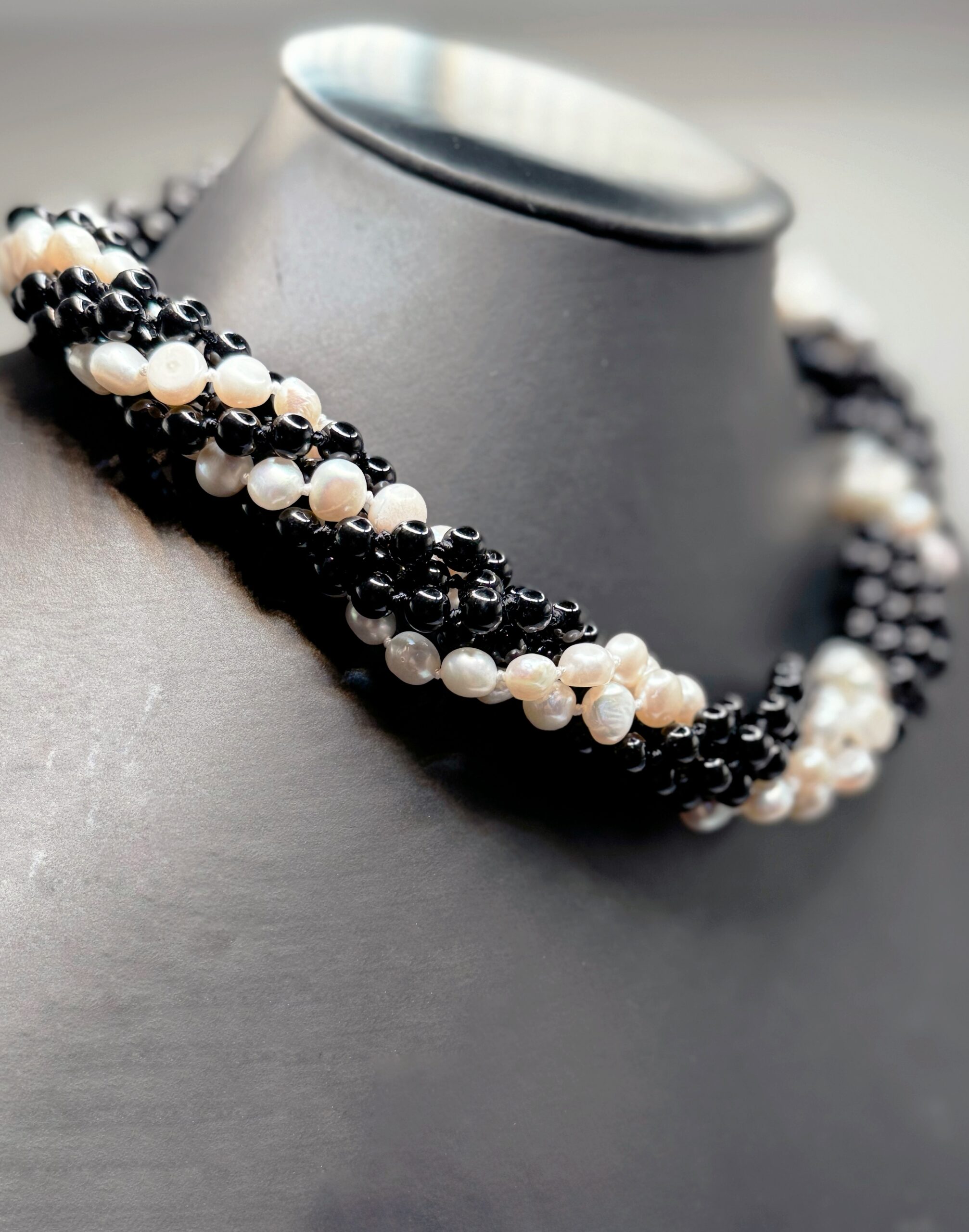 Collana artigianale torchon con sefere d'agata nera e perle naturali - immagine 2