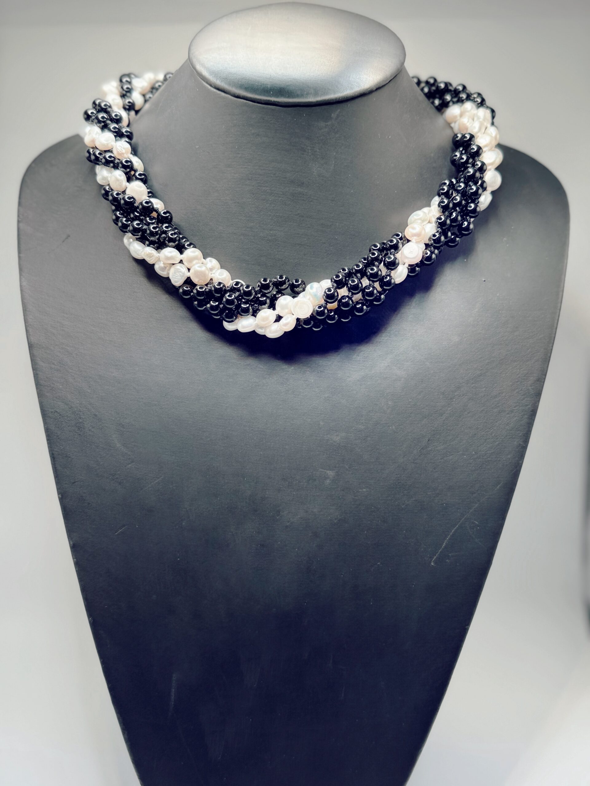 Collana artigianale torchon con sefere d'agata nera e perle naturali