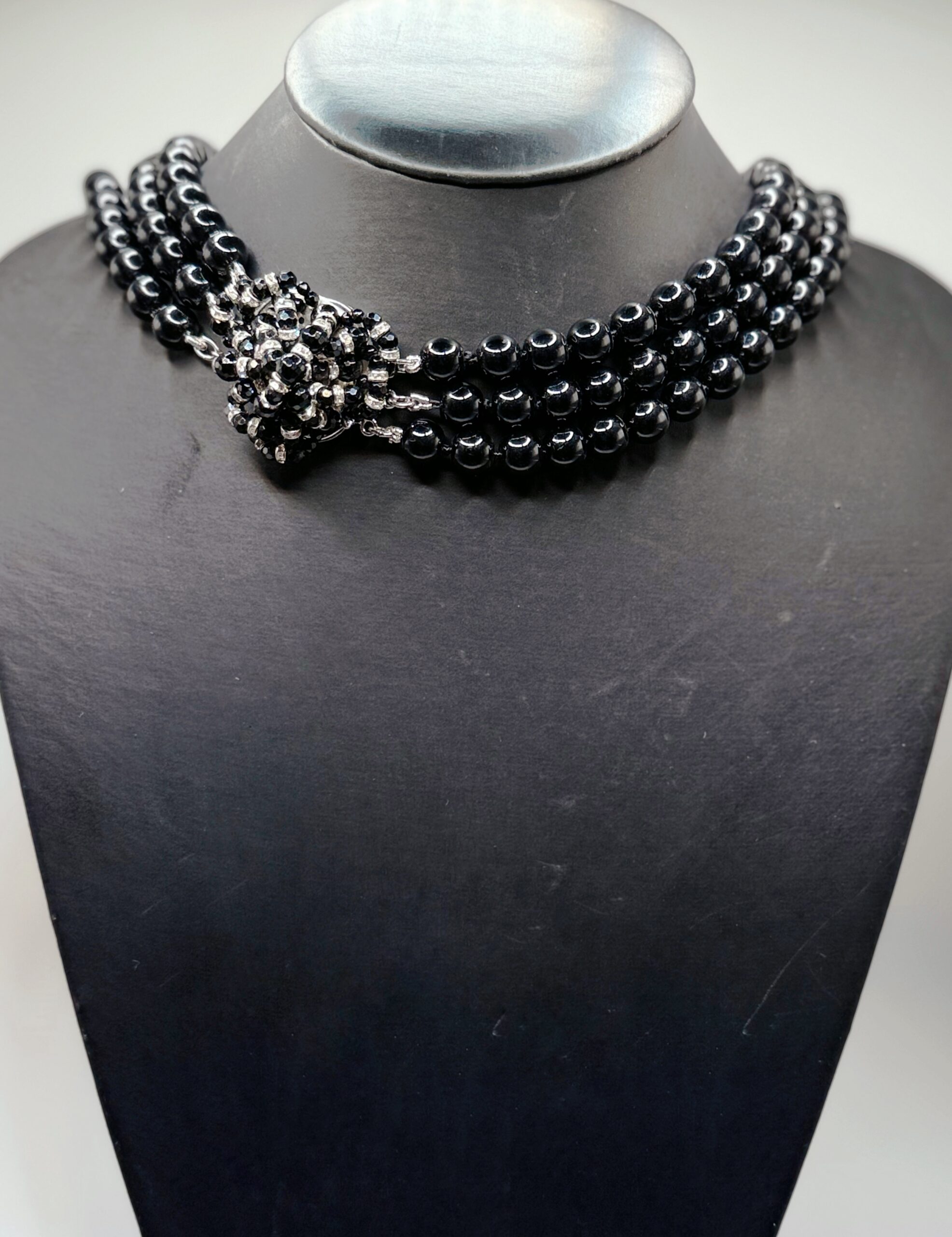 Collana artigianale triplo filo di sfere nere con medaglione decorativo