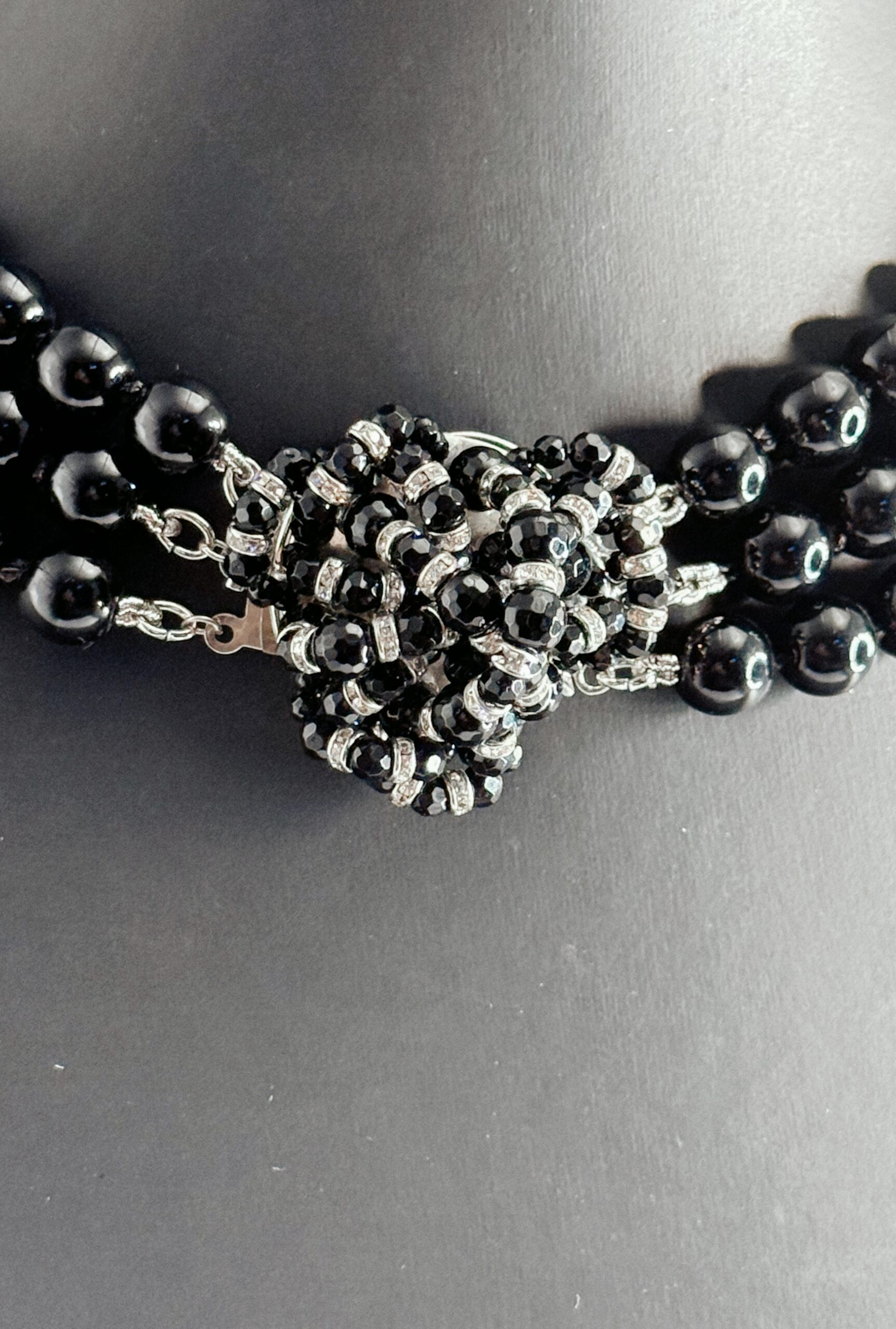 Collana artigianale triplo filo di sfere nere con medaglione decorativo - immagine 2