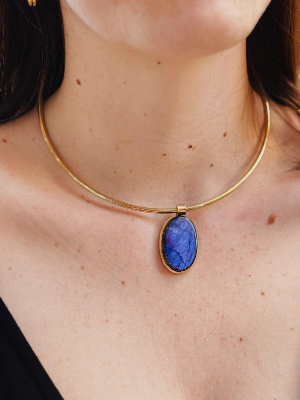 Pendente con pietre naturali su montatura ottone