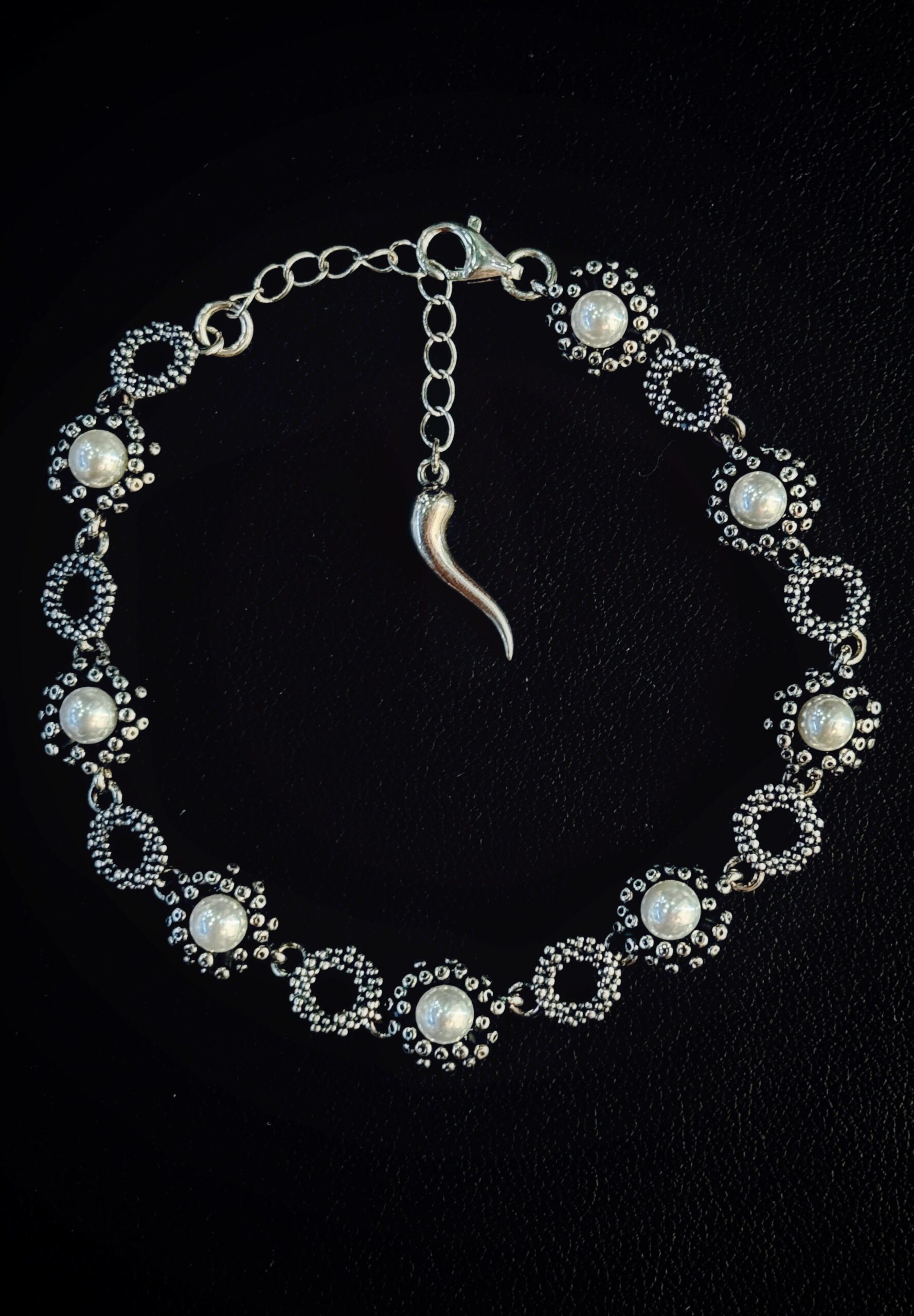 Bracciale granulazione con ramo di corallo e perle