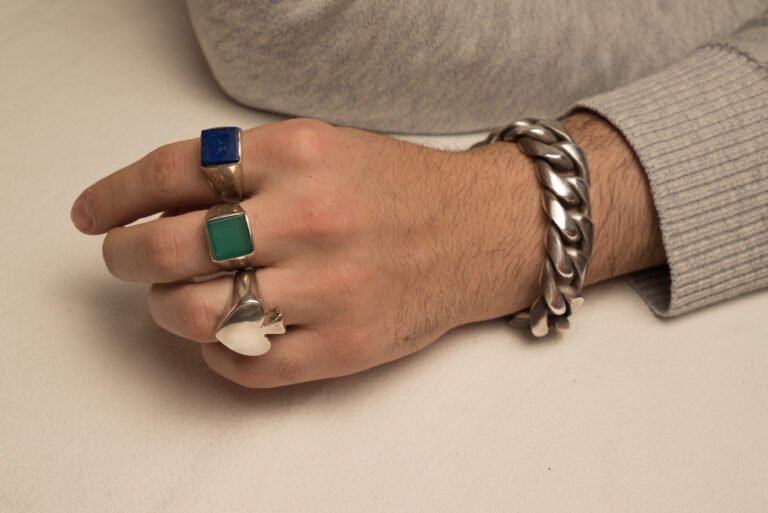 Bracciale Uomo: Guida Completa a Materiali, Stili e Come Scegliere - Fluid Shop