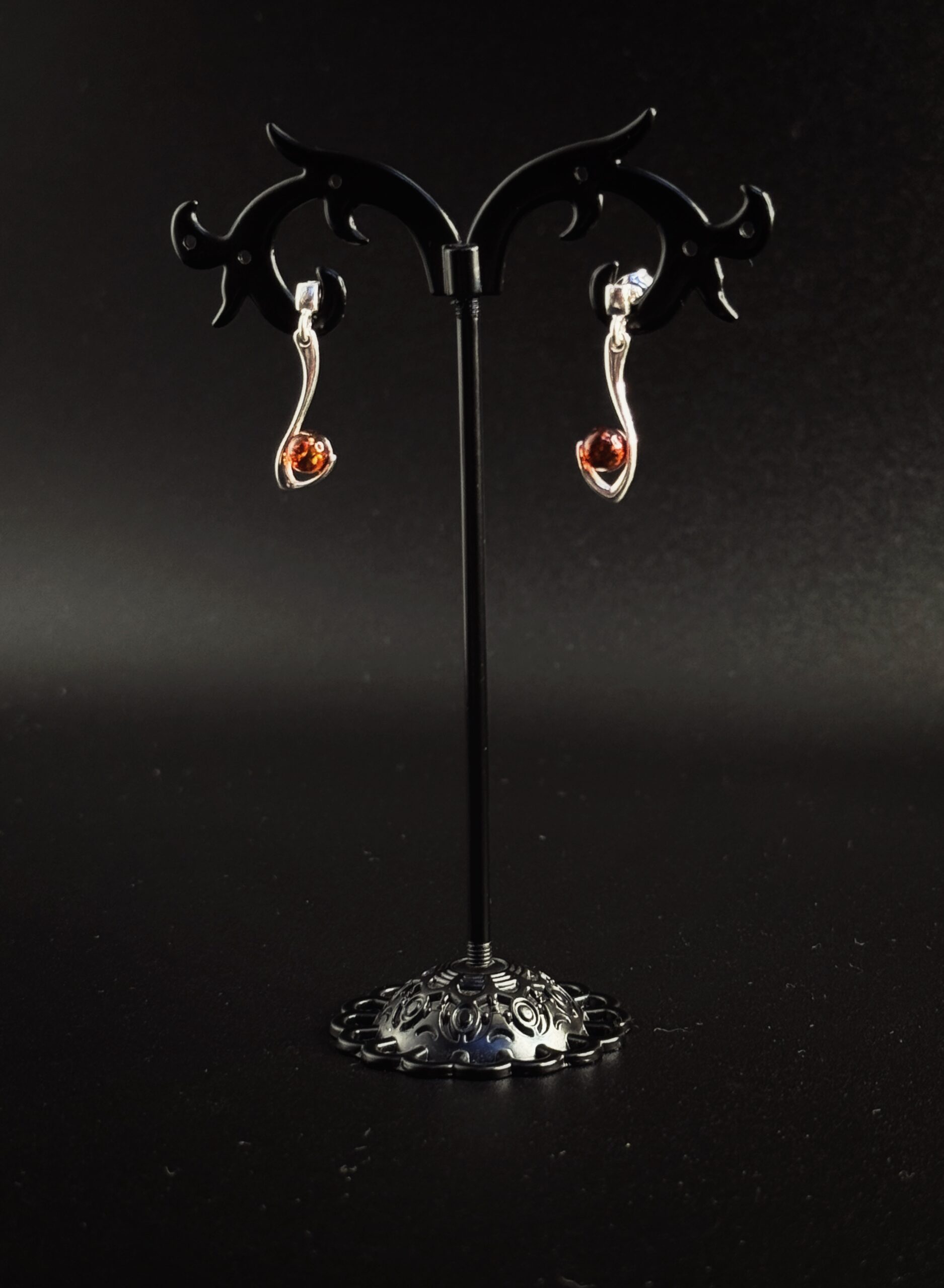 Orecchini Pendenti Spirale Stilizzata Moderna Argento 925 ed Ambra Baltica