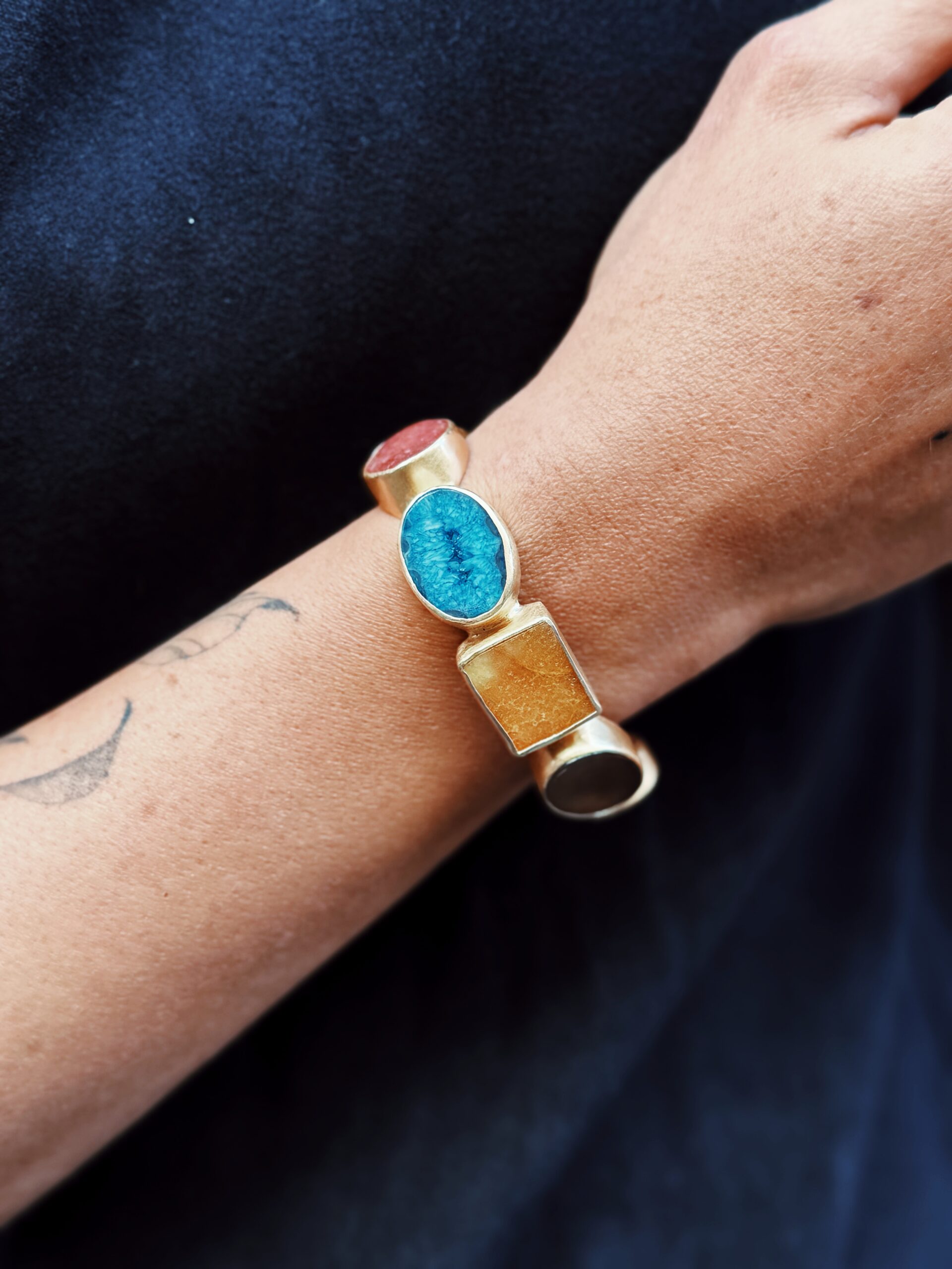 Bracciale artigianale ottone placcato oro 24k con agate multicolor forme geometriche - immagine 2