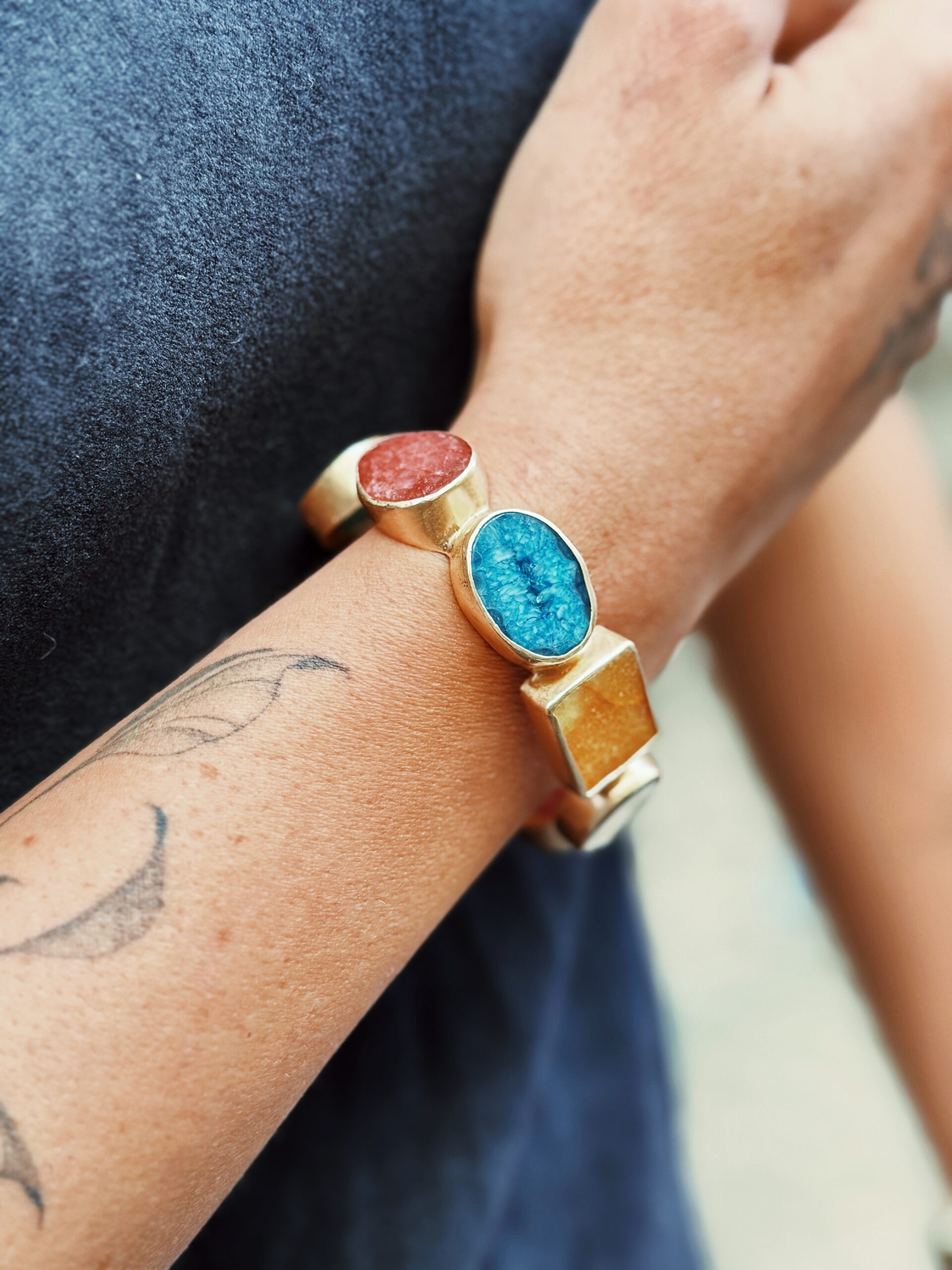 Bracciale artigianale ottone placcato oro 24k con agate multicolor forme geometriche