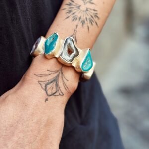 Bracciale artigianale ottone placcato oro 24k con agate multicolor forme organiche