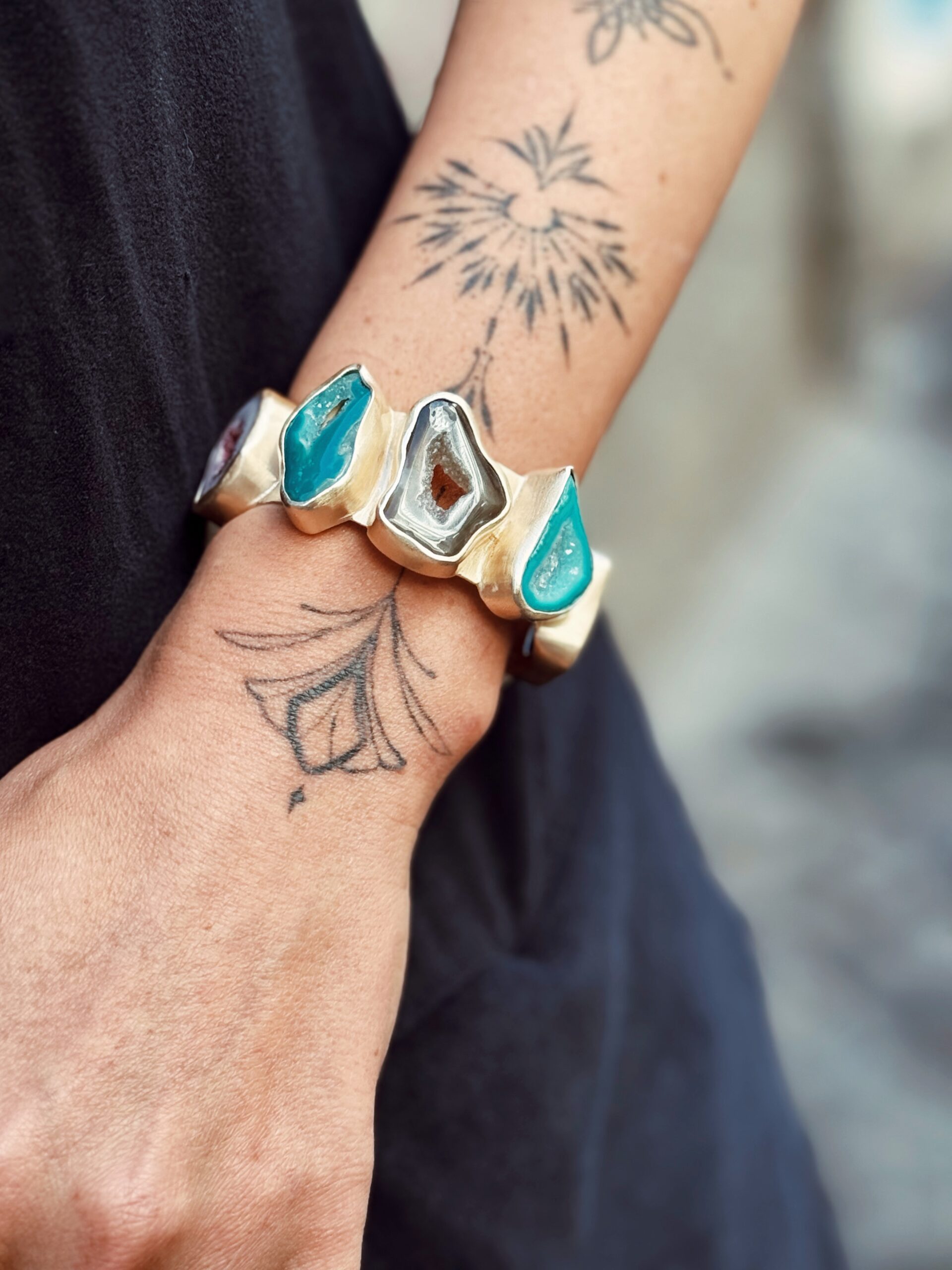 Bracciale artigianale ottone placcato oro 24k con agate multicolor forme organiche