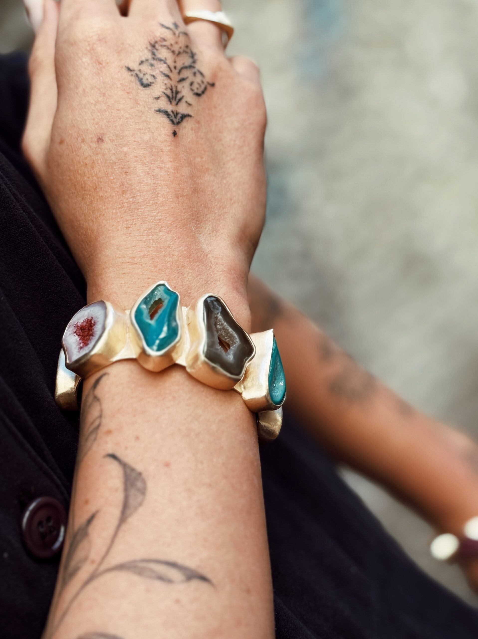 Bracciale artigianale ottone placcato oro 24k con agate multicolor forme organiche - immagine 2