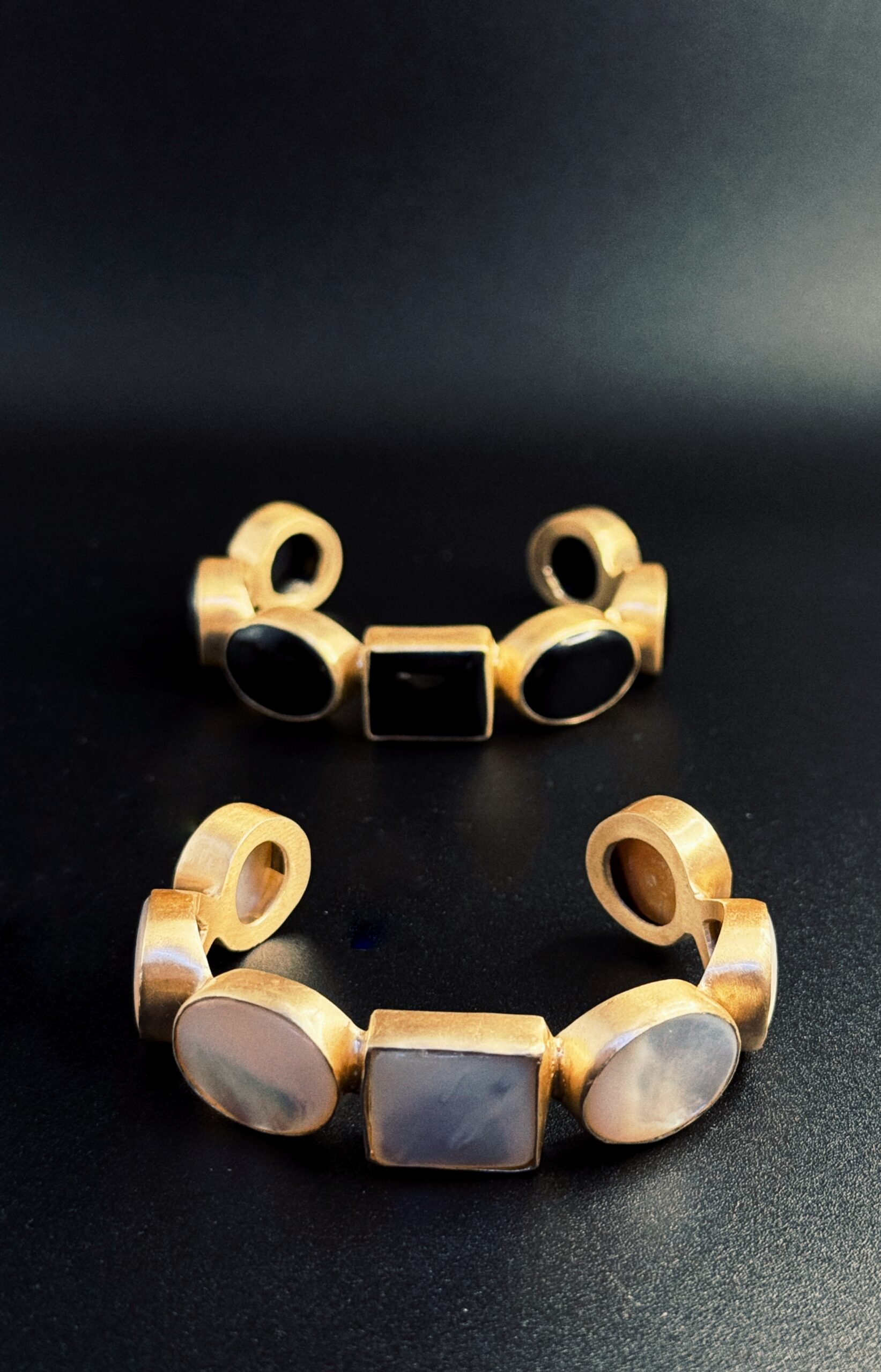 Bracciale artigianale ottone placcato oro 24k con agate multicolor forme geometriche - immagine 3