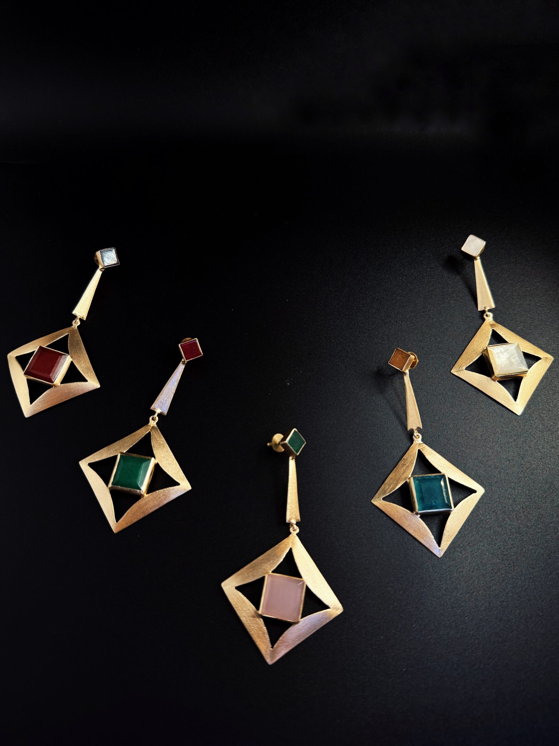 Orecchini geometrici artigianali ottone oro 24K con agata naturale