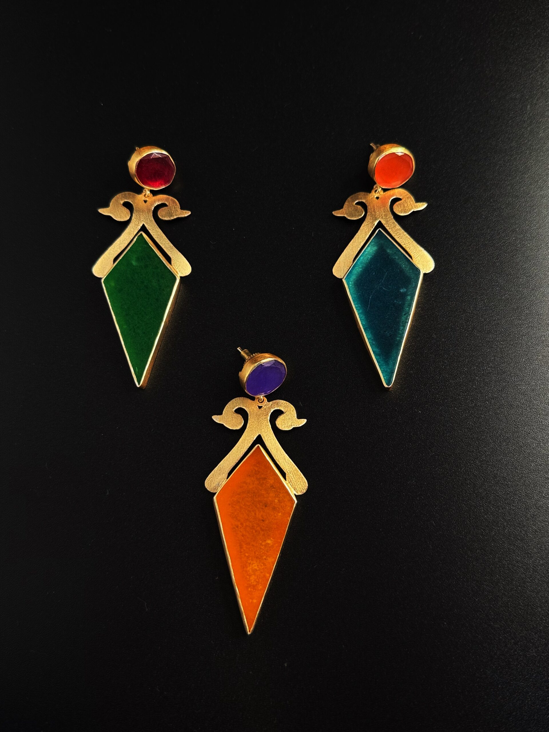 Orecchini Pendenti Figura Stilizzata Ottone Placcato Oro 24K e Agata