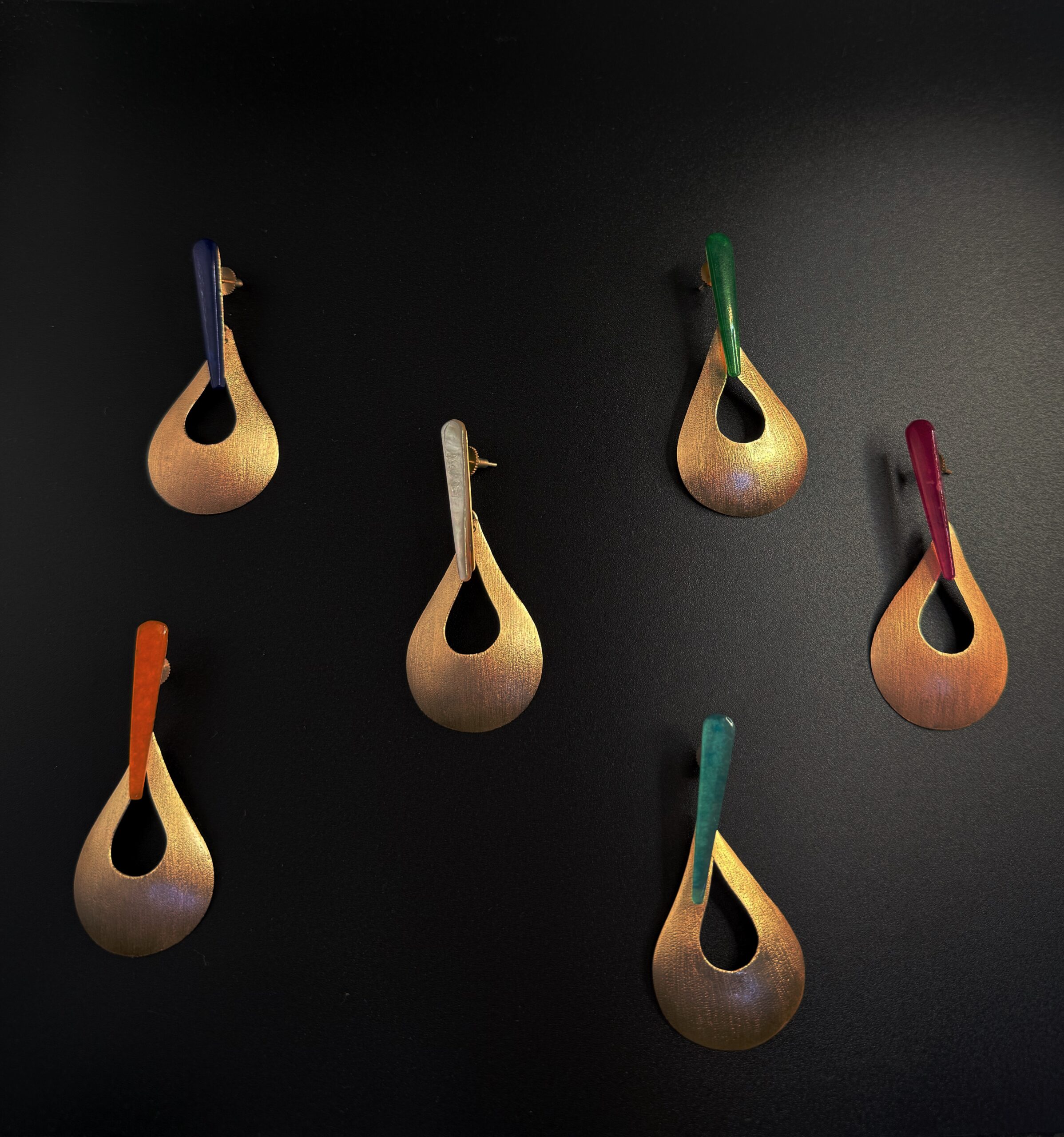 Orecchini Pendenti Goccia Traforata Ottone Placcato Oro 24K e Agata