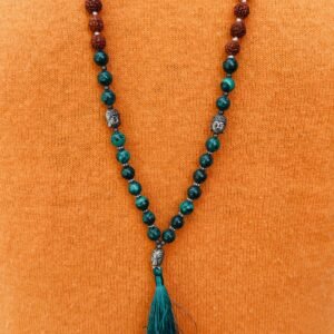 Mala Buddhista Artigianale Bicolor con Pietre Verdi semi di Rudraksha e Buddha in Metallo Argentato