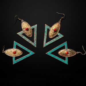 Orecchini Tibetani Scudo Triangolare in Ottone, Turchese e Corallo Bambú